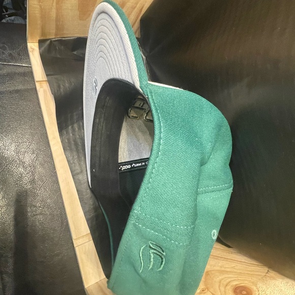 Green and white sports ball cap fitted - Picture 4 of 7